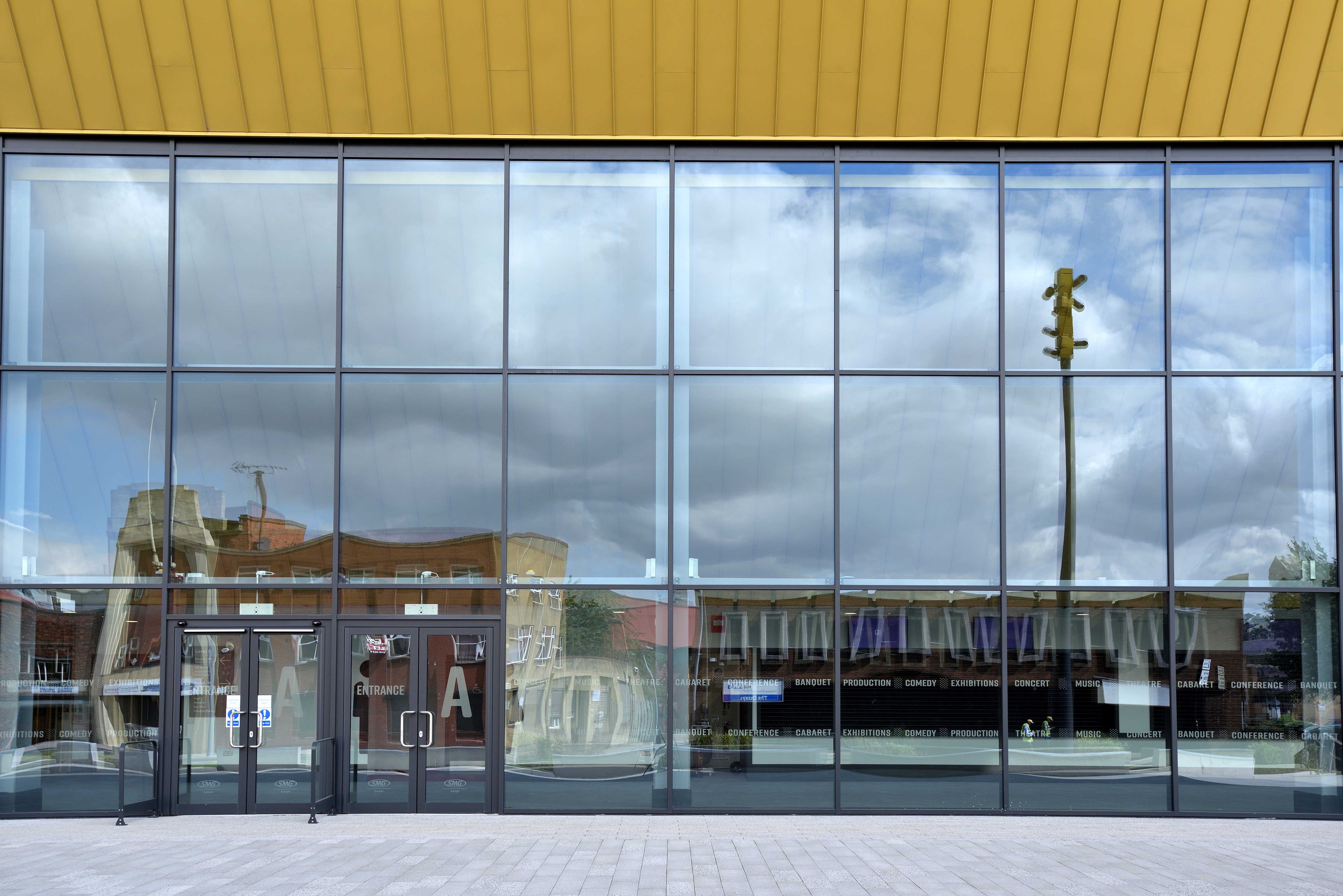 Aluminium commercial doors 